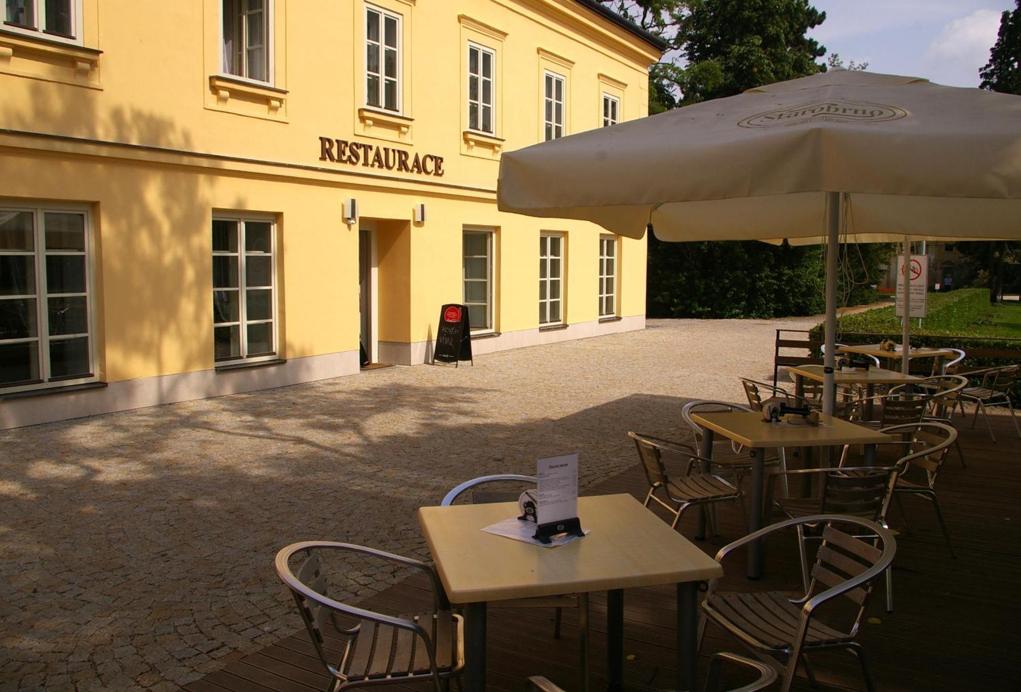 Zamecky Hotel Леднице Экстерьер фото