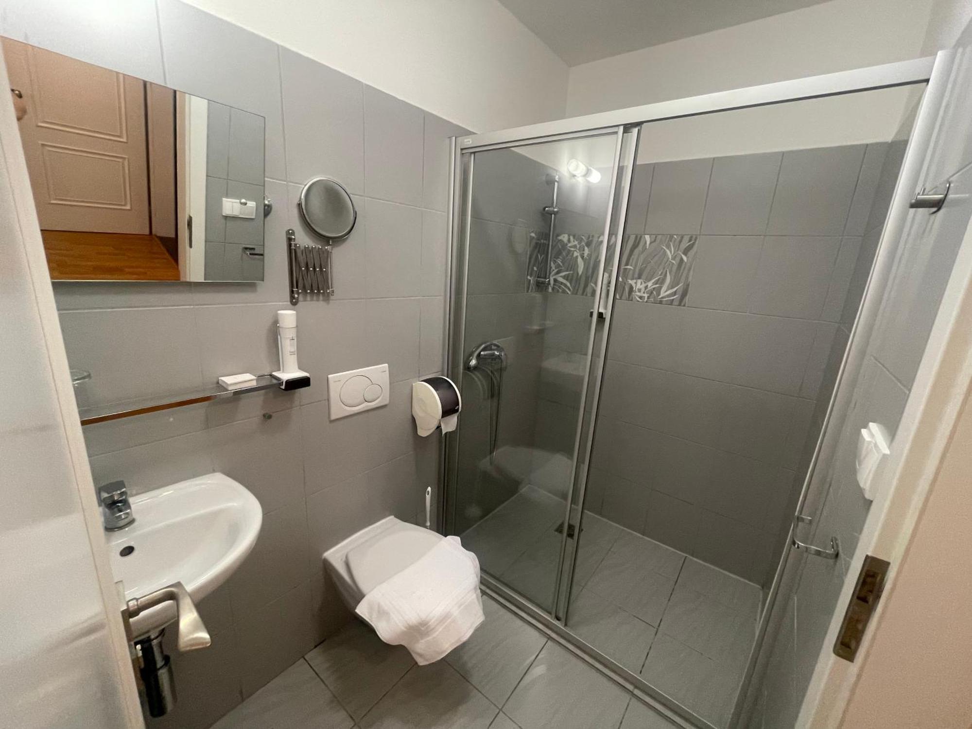 Zamecky Hotel Леднице Экстерьер фото